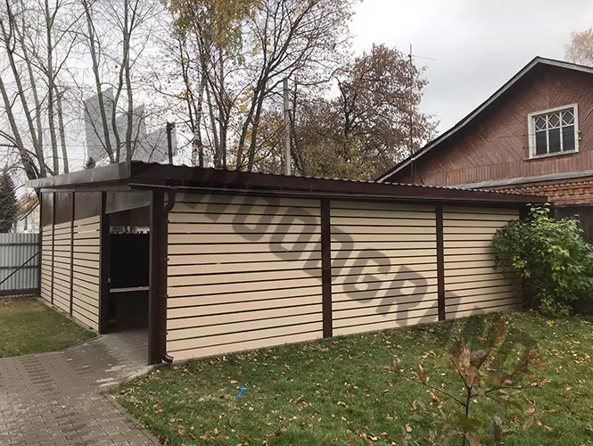 Заборная доска из ДПК для оформления стен гаража